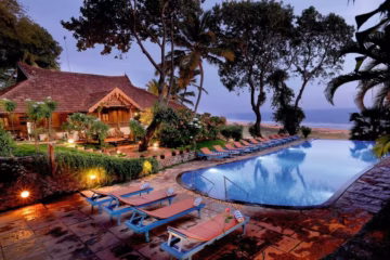 Pool in der Gartenanlage des Somatheeram Ayurveda Resort in Südindien